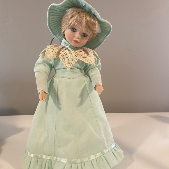 Porcelain doll. - Picture 1 of 2